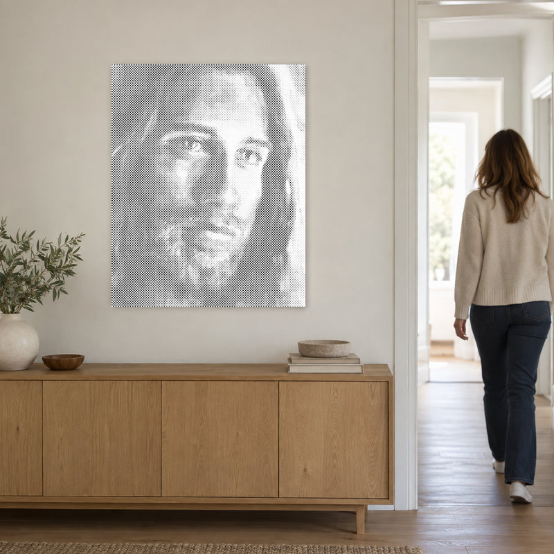 Prickmålningen “Jesus kristus”, på en ljus vägg med en person som går genom dörren intill.
