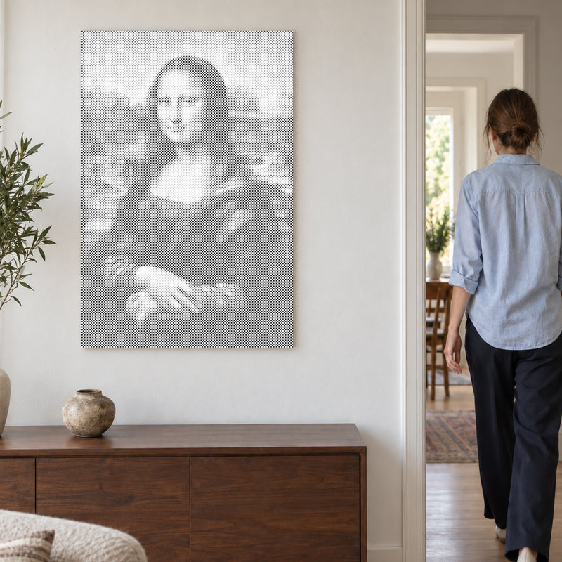 Prickmålningen “Mona Lisa av Leonardo da Vinci”, på en ljus vägg med en person som går genom dörren intill.