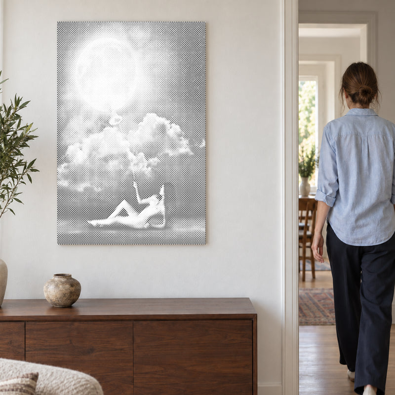 Prickmålningen “Månens monark”, på en ljus vägg med en person som går genom dörren intill.