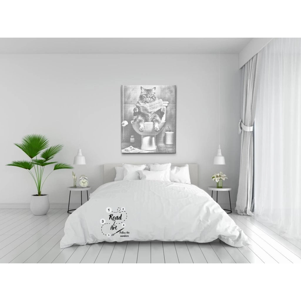 Prickmålning på canvas med humoristiskt motiv av katt sittande på toalett och läsande tidning