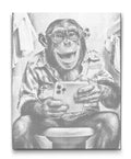 Prickmålning med apa på toalett som läser på mobilen humoristisk wc konst