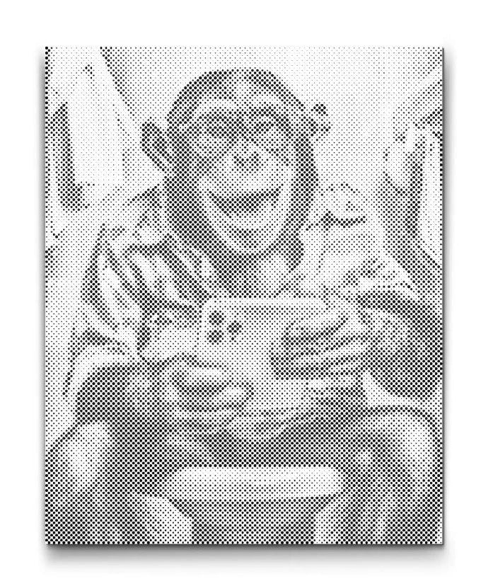 Prickmålning med apa på toalett som läser på mobilen humoristisk wc konst