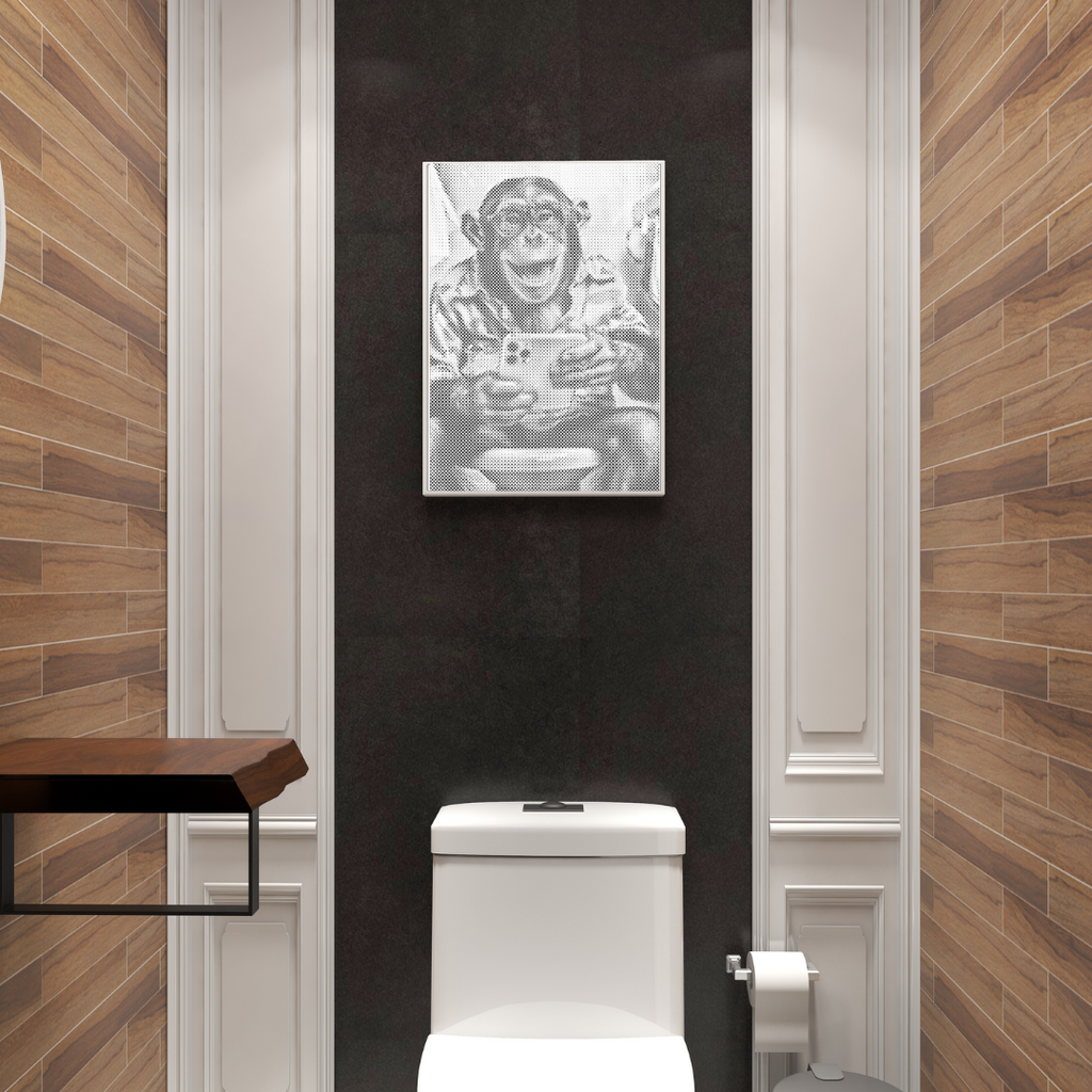 Prickmålning med apa på toalett som läser på mobilen humoristisk wc konst