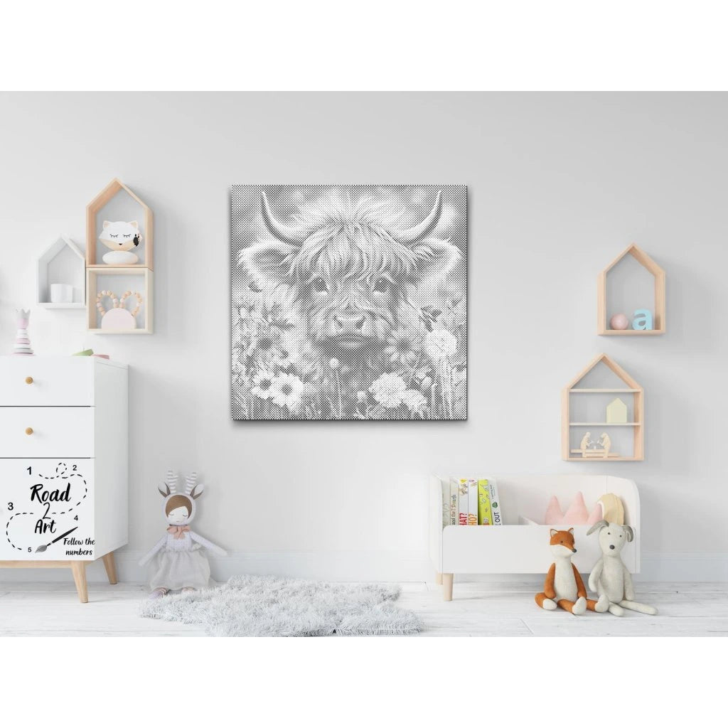 Prickmålning på canvas med ko omgiven av blommor i ett konstnärligt motiv