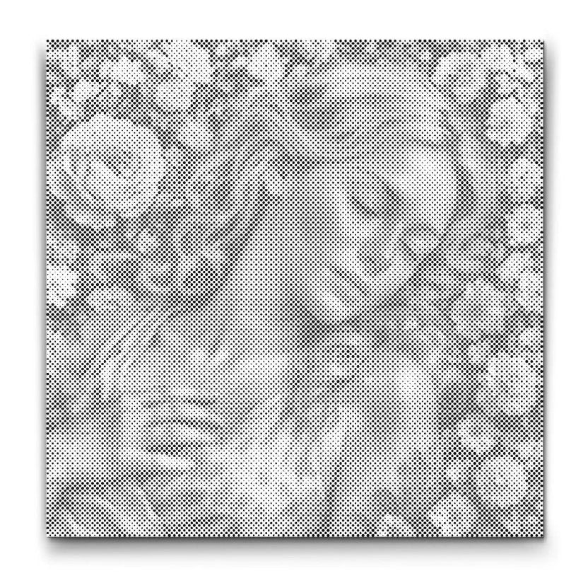 Prickmålning på canvas med motiv av kvinna omgiven av blommor i mjuka toner