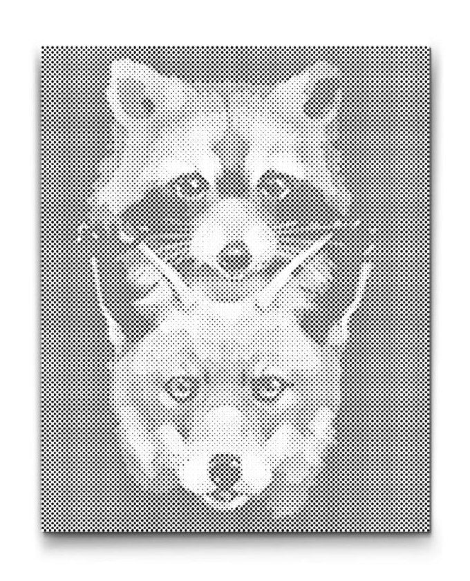 Prickmålning på canvas med räv och tvättbjörn i symmetrisk och grafisk stil