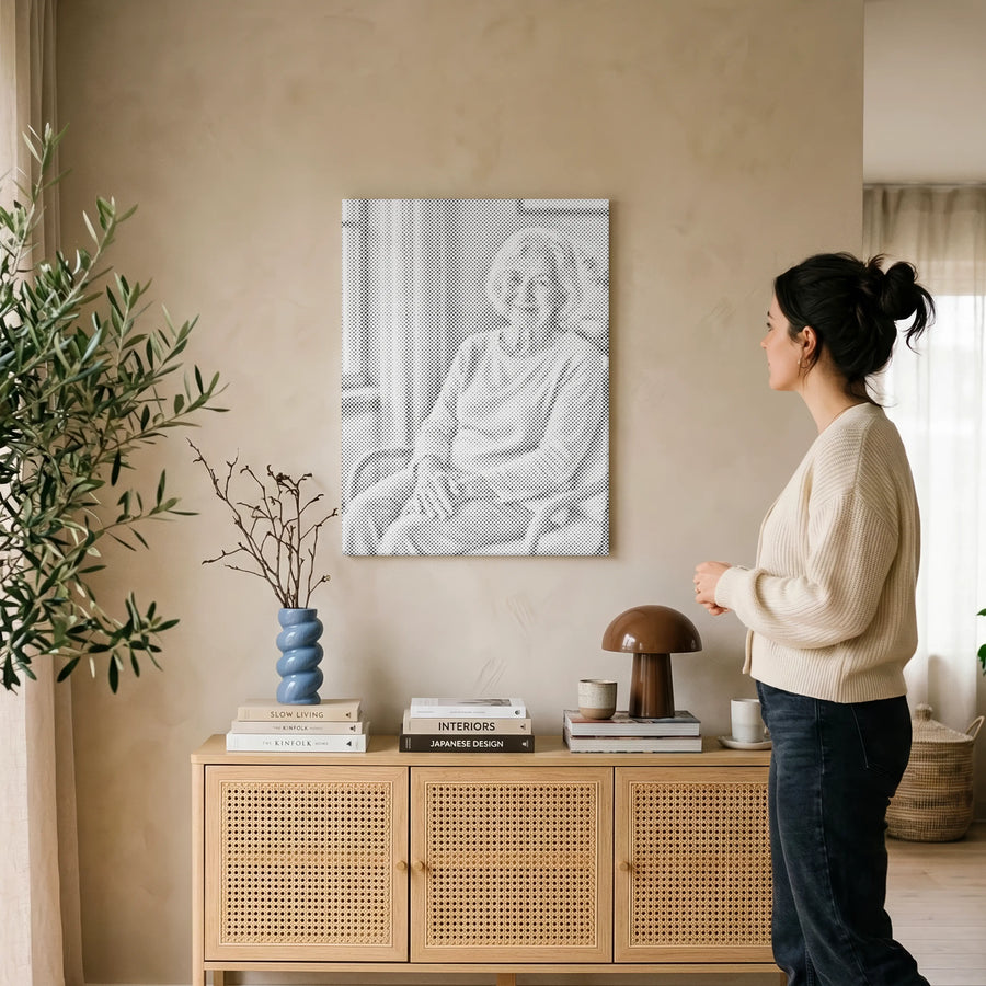En person placerar prickar på en Paint By Dots-duk i vår europeiska studio