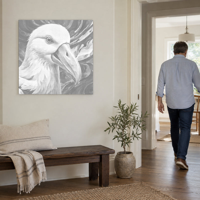 Prickmålningen “Albatross”, på en ljus vägg med en person som går genom dörren intill.