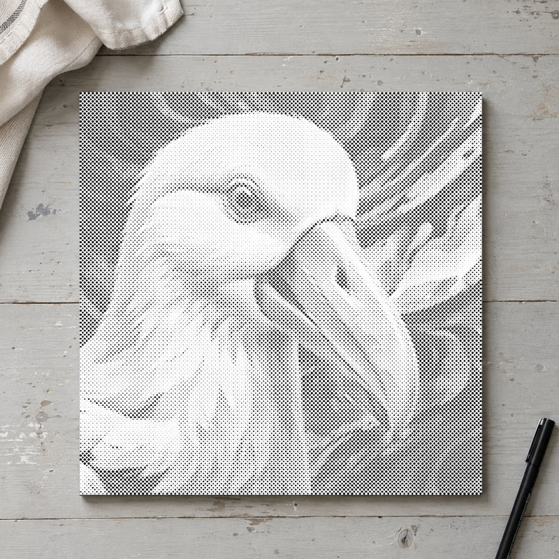 Prickmålningen “Albatross”, sedd ovanifrån på ett arbetsbord i mjukt dagsljus.