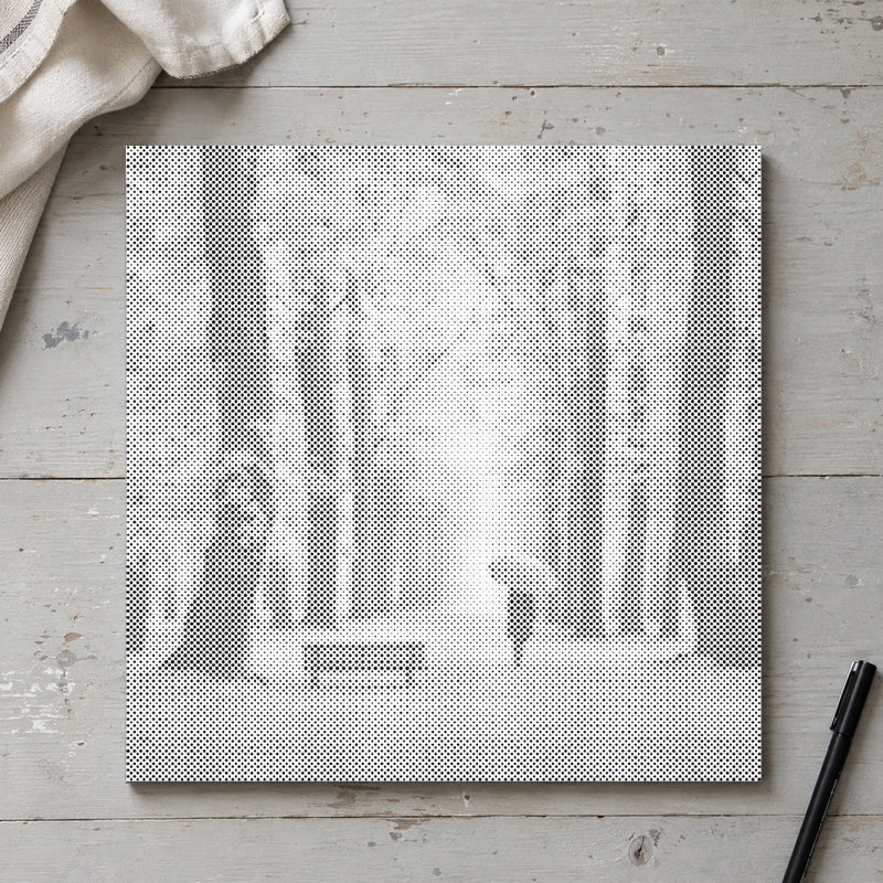 Prickmålningen “Höstskog”, sedd ovanifrån på ett arbetsbord i mjukt dagsljus.