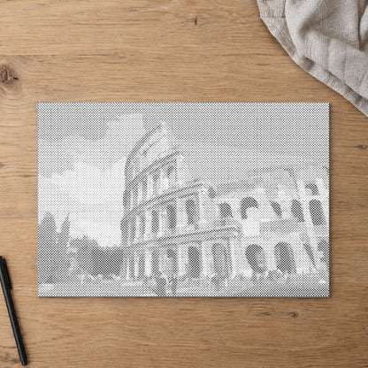 Prickmålningen “Colosseum i Rom”, sedd ovanifrån på ett arbetsbord i mjukt dagsljus.