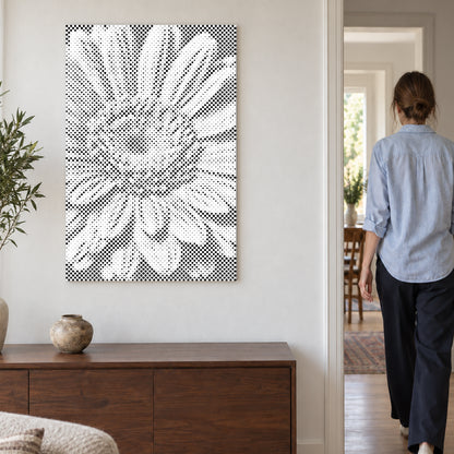 Prickmålningen “Gerbera blomma”, på en ljus vägg med en person som går genom dörren intill.