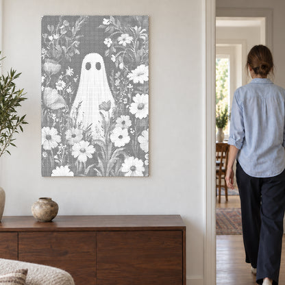Prickmålningen “Spöke i blomsterhav”, på en ljus vägg med en person som går genom dörren intill.