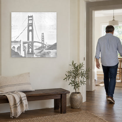 Prickmålningen “Golden Gate Bridge”, på en ljus vägg med en person som går genom dörren intill.