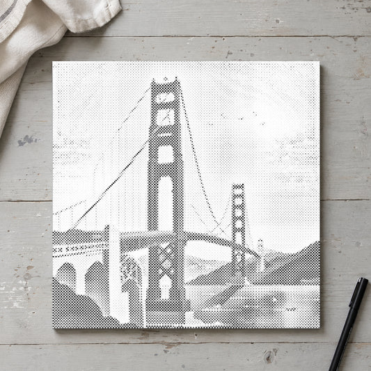 Prickmålningen “Golden Gate Bridge”, sedd ovanifrån på ett arbetsbord i mjukt dagsljus.