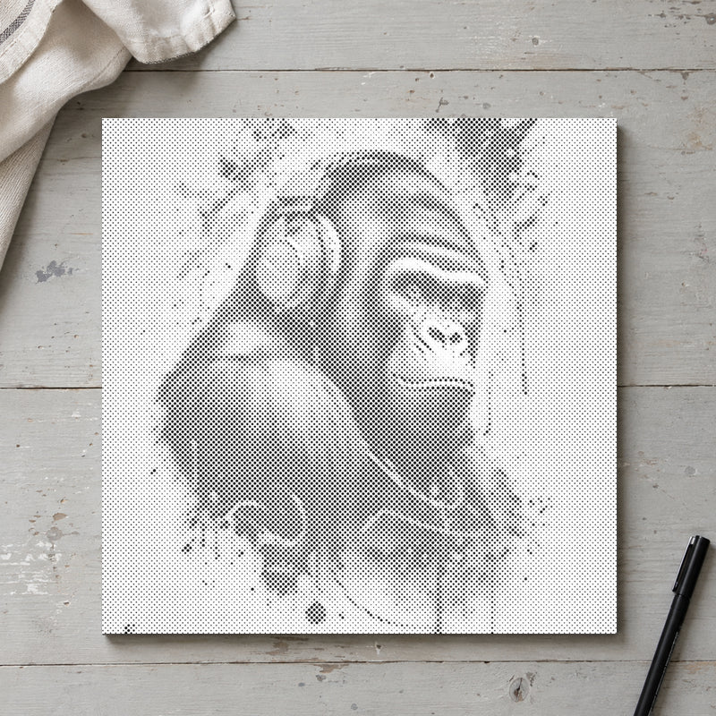 Prickmålningen “Gorilla med hörlurar”, sedd ovanifrån på ett arbetsbord i mjukt dagsljus.