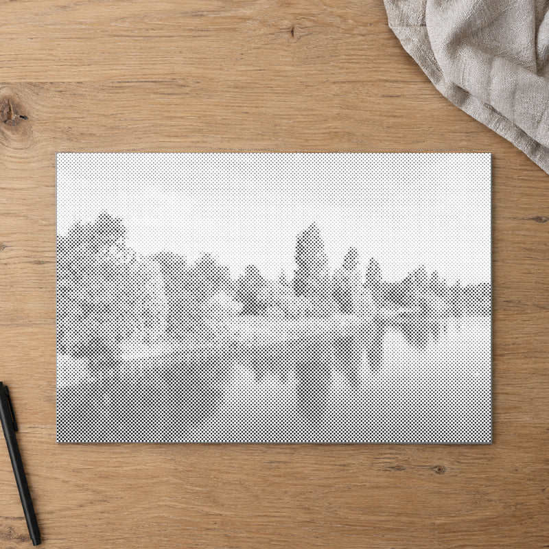 Prickmålningen “Hyde Park London”, sedd ovanifrån på ett arbetsbord i mjukt dagsljus.