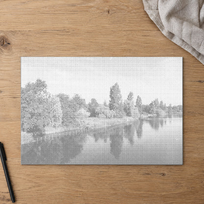 Prickmålningen “Hyde Park London”, sedd ovanifrån på ett arbetsbord i mjukt dagsljus.