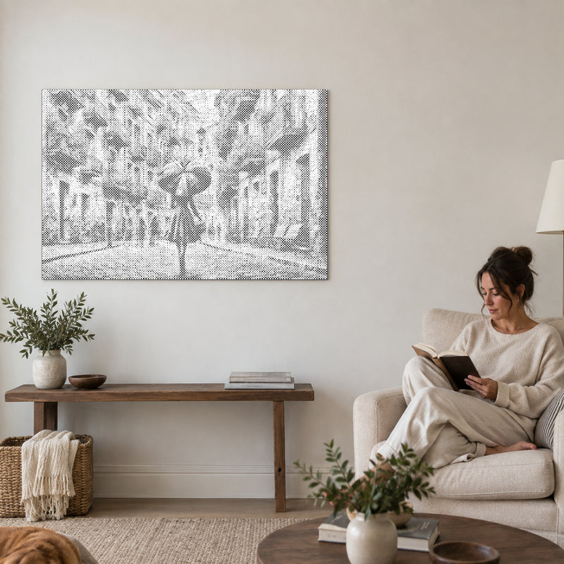 Prickmålningen “I regnet”, på en vardagsrumsvägg med en person som läser i en fåtölj intill.