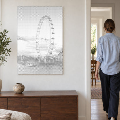 Prickmålningen “London Eye”, på en ljus vägg med en person som går genom dörren intill.