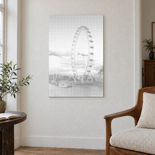 Prickmålningen “London Eye”, på en ljus vägg i ett rum med mjukt dagsljus.