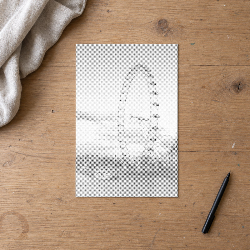 Prickmålningen “London Eye”, sedd ovanifrån på ett arbetsbord i mjukt dagsljus.