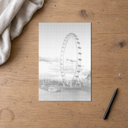 Prickmålningen “London Eye”, sedd ovanifrån på ett arbetsbord i mjukt dagsljus.