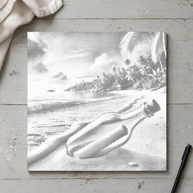 Prickmålningen “Flaskpost”, sedd ovanifrån på ett arbetsbord i mjukt dagsljus.