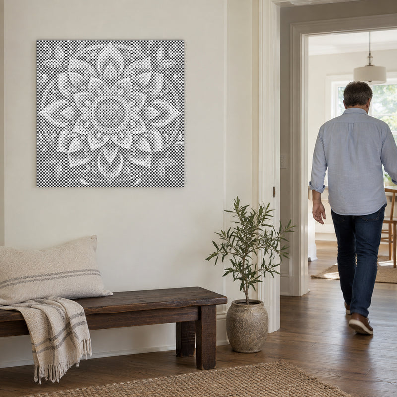 Prickmålningen “Modern mandala väggkonst”, på en ljus vägg med en person som går genom dörren intill.