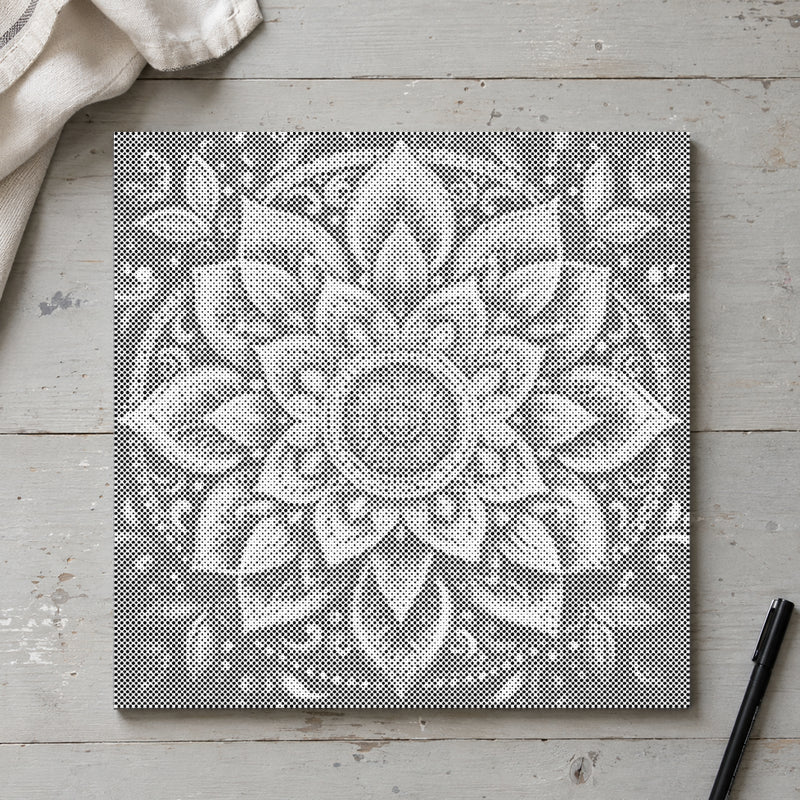 Prickmålningen “Modern mandala väggkonst”, sedd ovanifrån på ett arbetsbord i mjukt dagsljus.