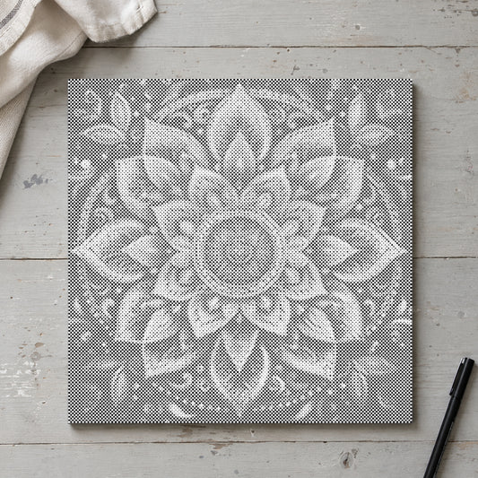 Prickmålningen “Modern mandala väggkonst”, sedd ovanifrån på ett arbetsbord i mjukt dagsljus.