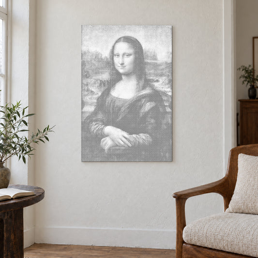 Prickmålningen “Mona Lisa av Leonardo da Vinci”, på en ljus vägg i ett rum med mjukt dagsljus.