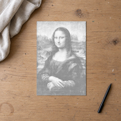 Prickmålningen “Mona Lisa av Leonardo da Vinci”, sedd ovanifrån på ett arbetsbord i mjukt dagsljus.