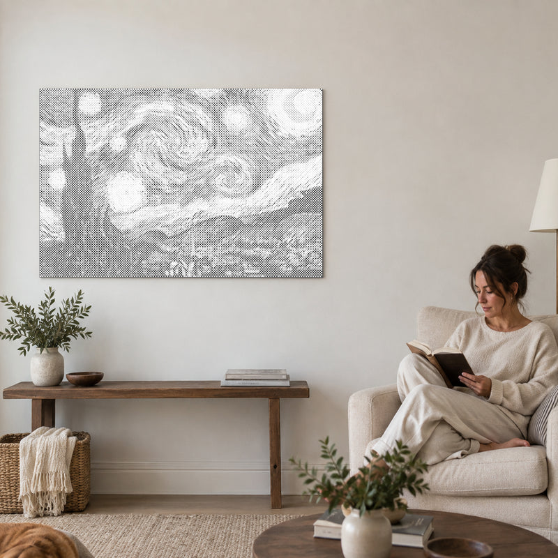 Prickmålningen “Stjärnenatt av Vincent van Gogh”, på en vardagsrumsvägg med en person som läser i en fåtölj intill.