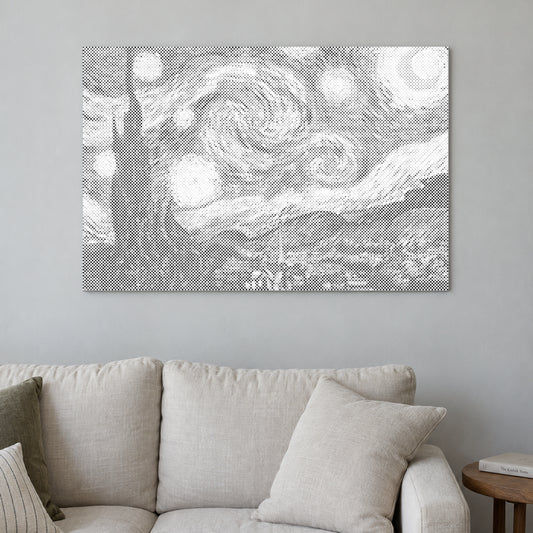 Prickmålningen “Stjärnenatt av Vincent van Gogh”, på en ljus vägg i ett rum med mjukt dagsljus.