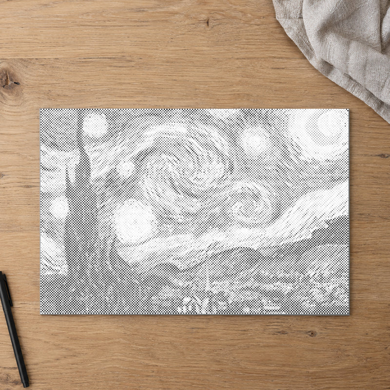 Prickmålningen “Stjärnenatt av Vincent van Gogh”, sedd ovanifrån på ett arbetsbord i mjukt dagsljus.