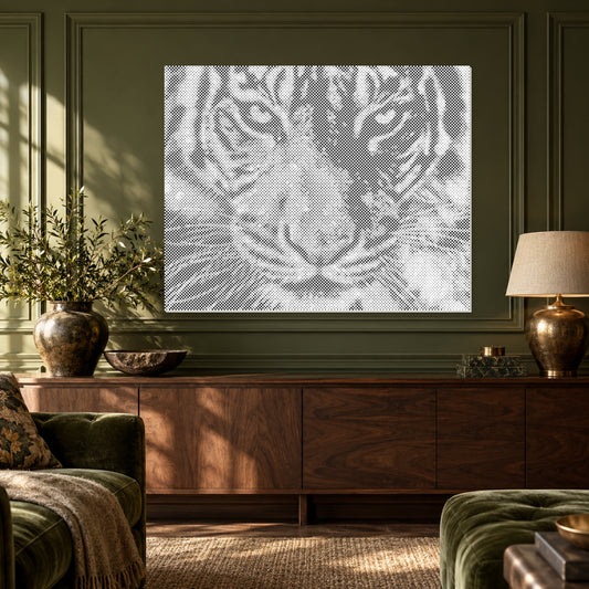 Vild majestät: Prickmålning av en tiger i närbild mot en olivgrön panelvägg ovanför en konsol i valnöt.